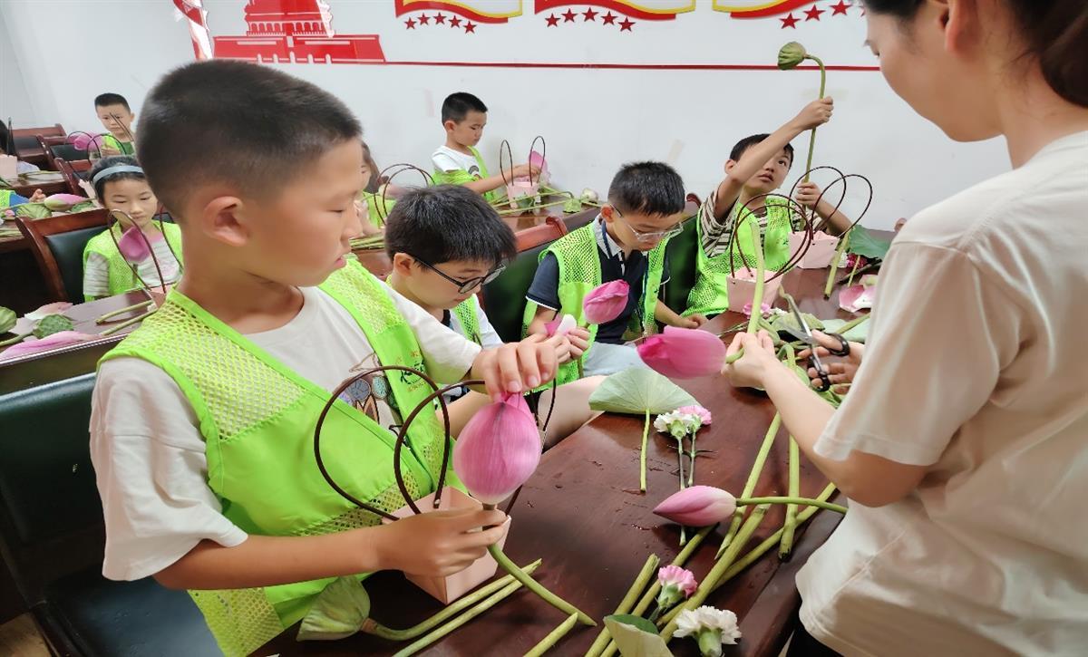 花香溢廉风，这个社区的孩子们在插花活动中感受廉洁文化