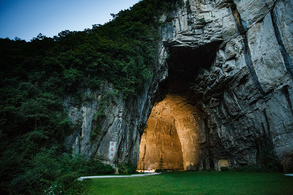 腾龙洞景区:中国最美的六大旅游洞穴之一