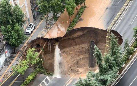 西安在建地铁突发涌水涌砂致路面塌陷，部分居民被安排住进酒店，网友曝露细节