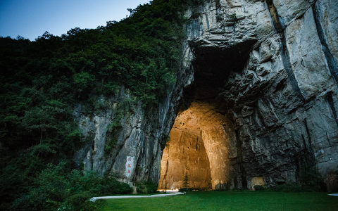 腾龙洞景区:中国最美的六大旅游洞穴之一